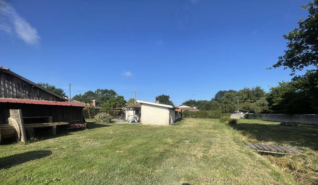 Maison de pays de plain pied à vendre avec 3 chambres sur un grand terrain à Biscarrosse Bourg