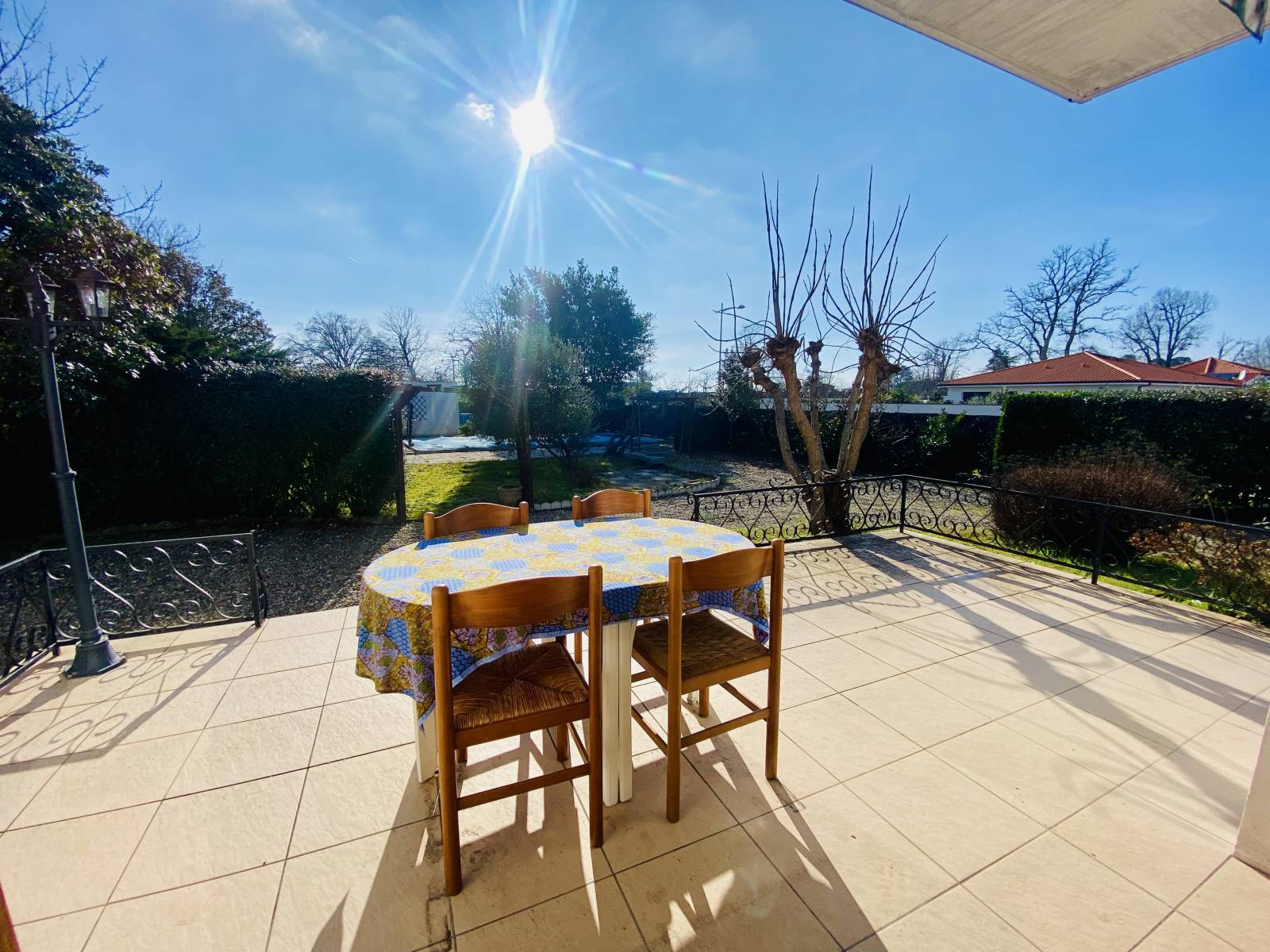 Agréable maison traditionnelle 4 Chambres avec magnifique terrain en Centre-ville