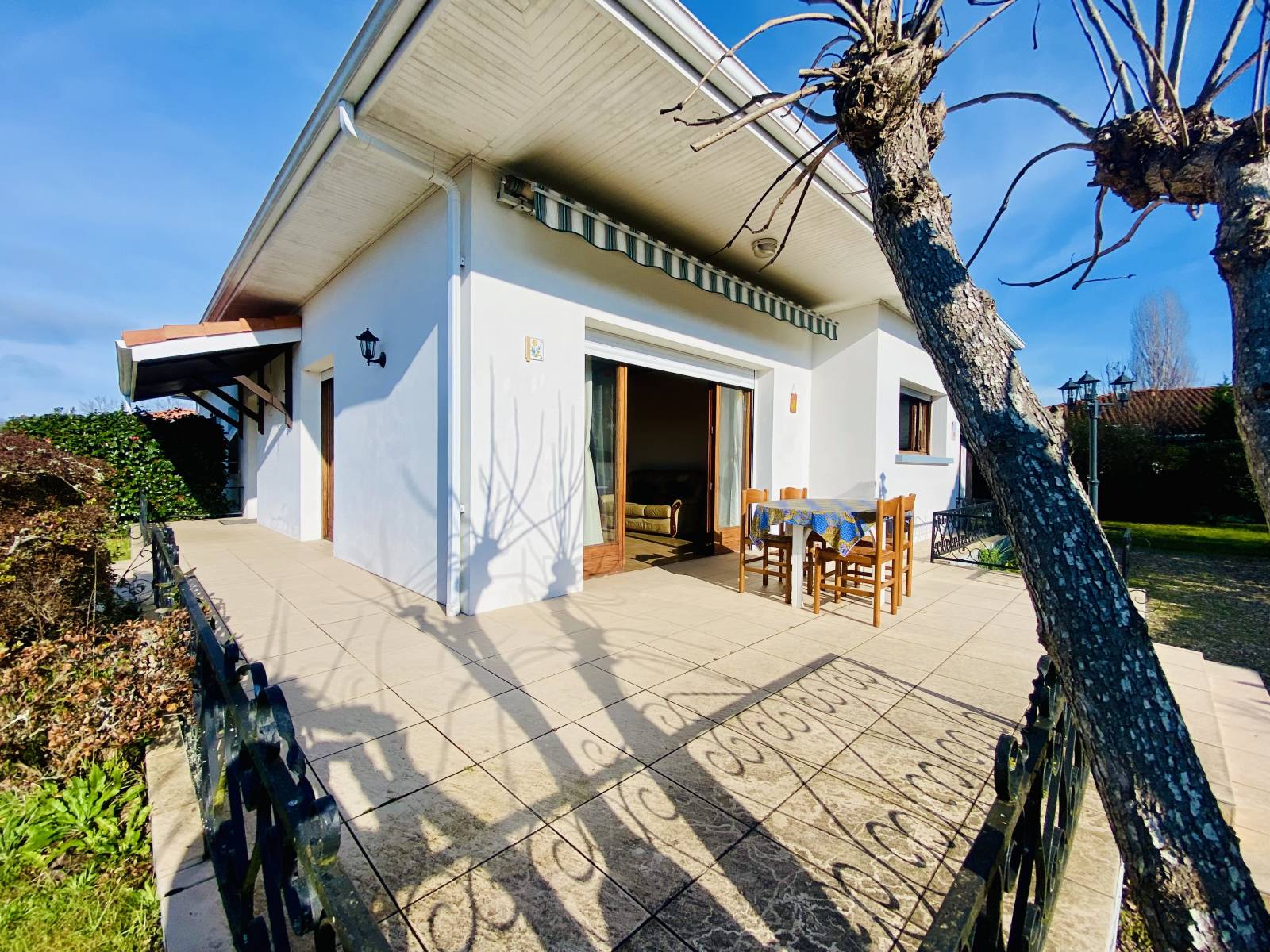 Agréable maison traditionnelle 4 Chambres avec magnifique terrain en Centre-ville