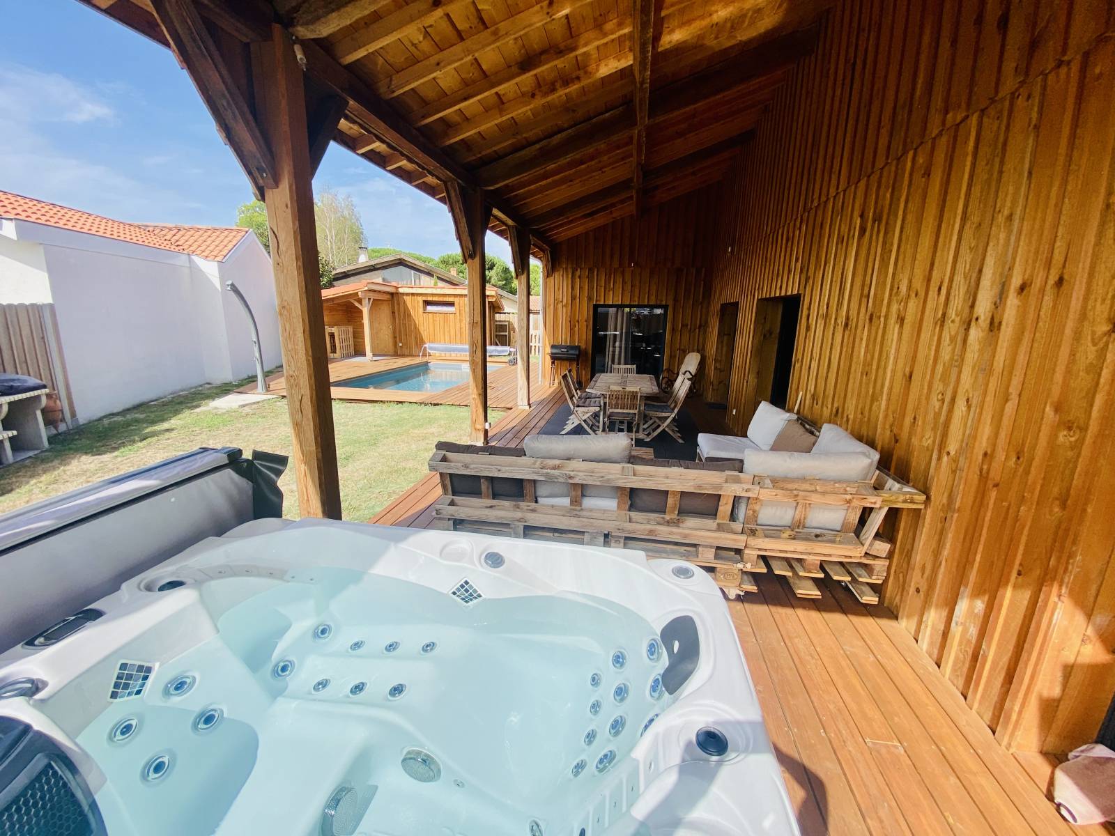 Superbe Grange rénovée avec 4 chambres et piscine en centre-ville