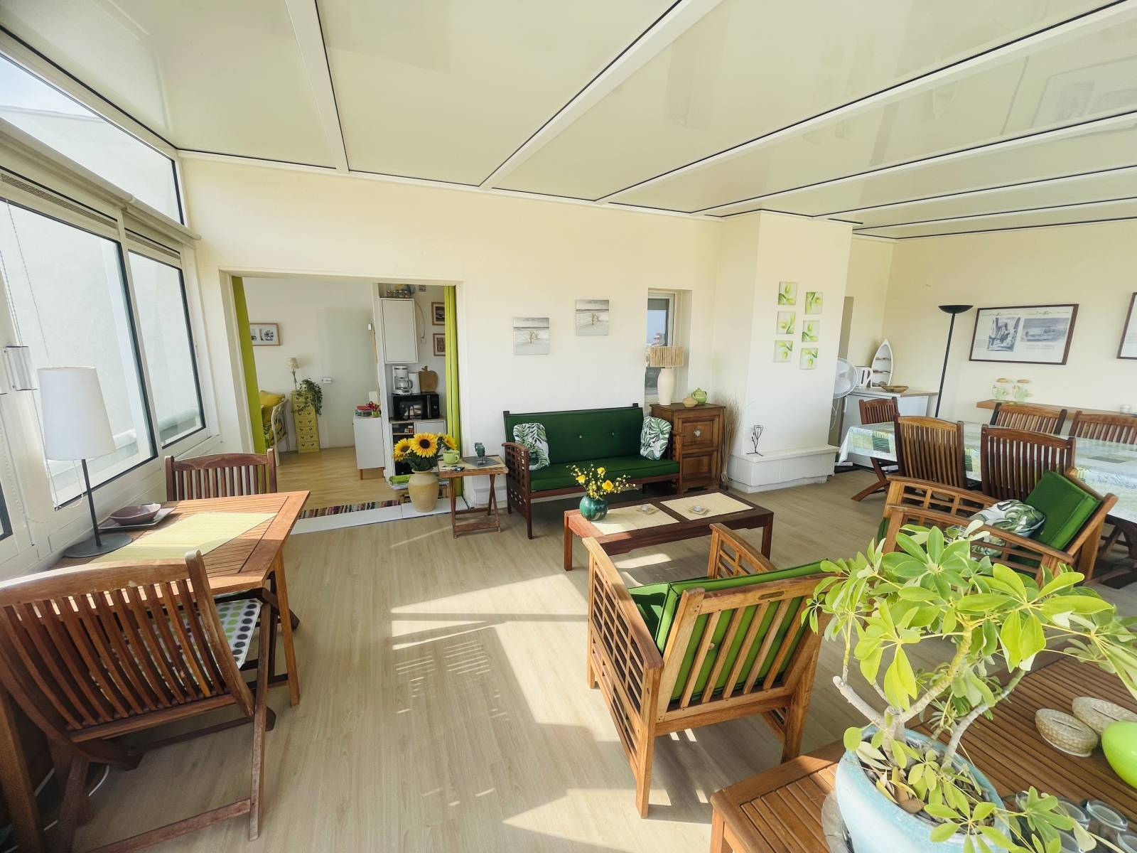 Bel appartement offrant une vue panoramique sur l'Océan