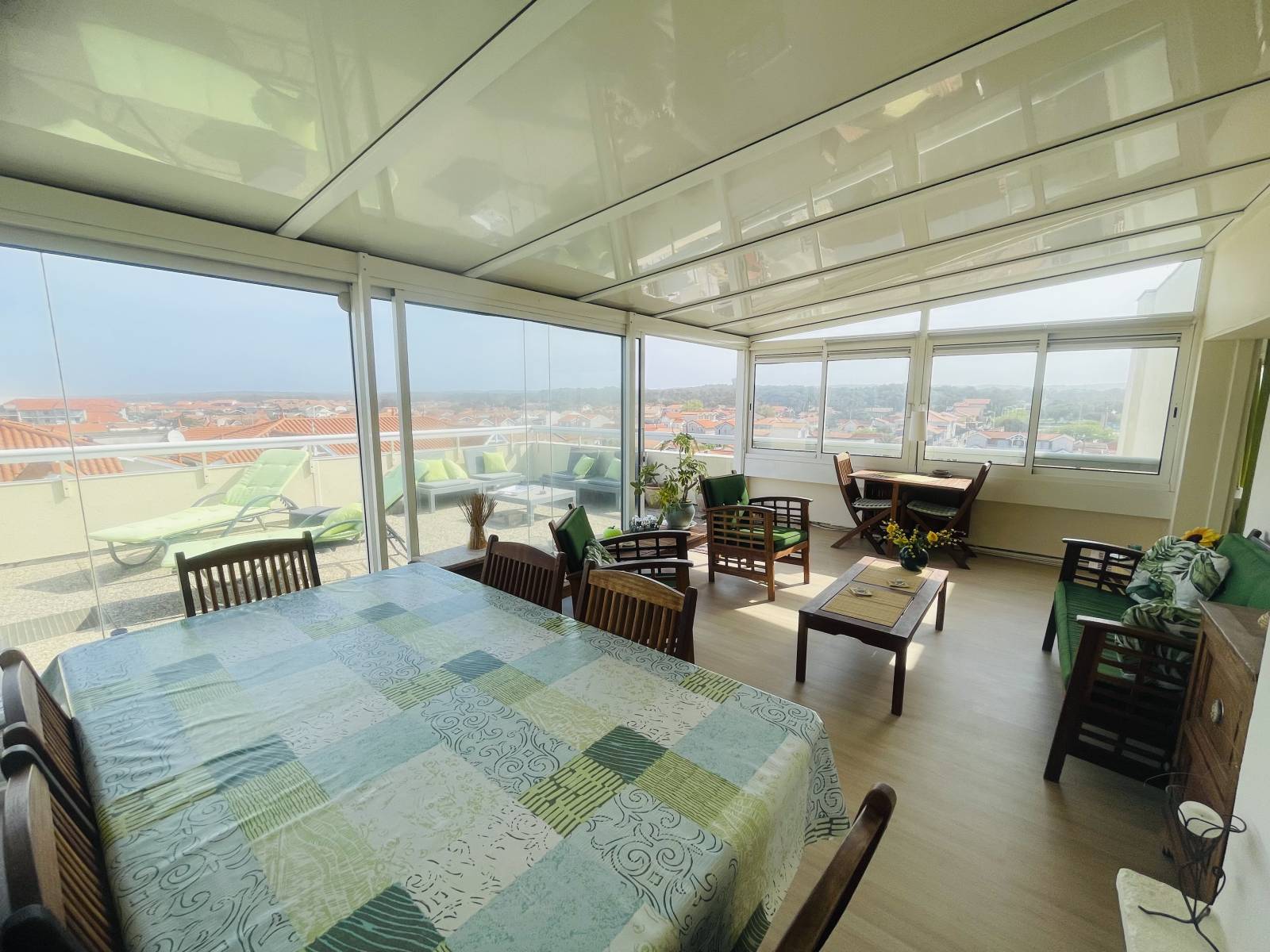 Bel appartement offrant une vue panoramique sur l'Océan