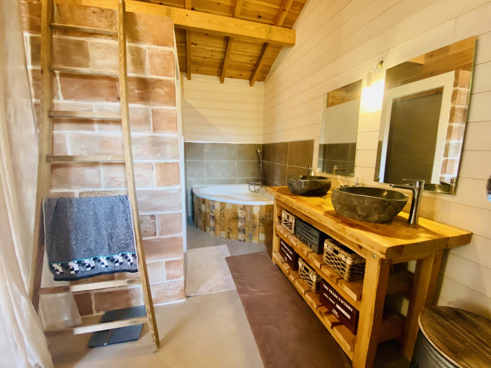 Vendu : Acheter une grange rénovée avec 4 chambres et piscine en centre-ville de Biscarrosse