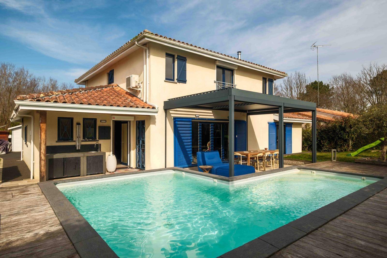 Agréable villa familiale de 4 chambres avec piscine dans une impasse à Biscarrosse Bourg