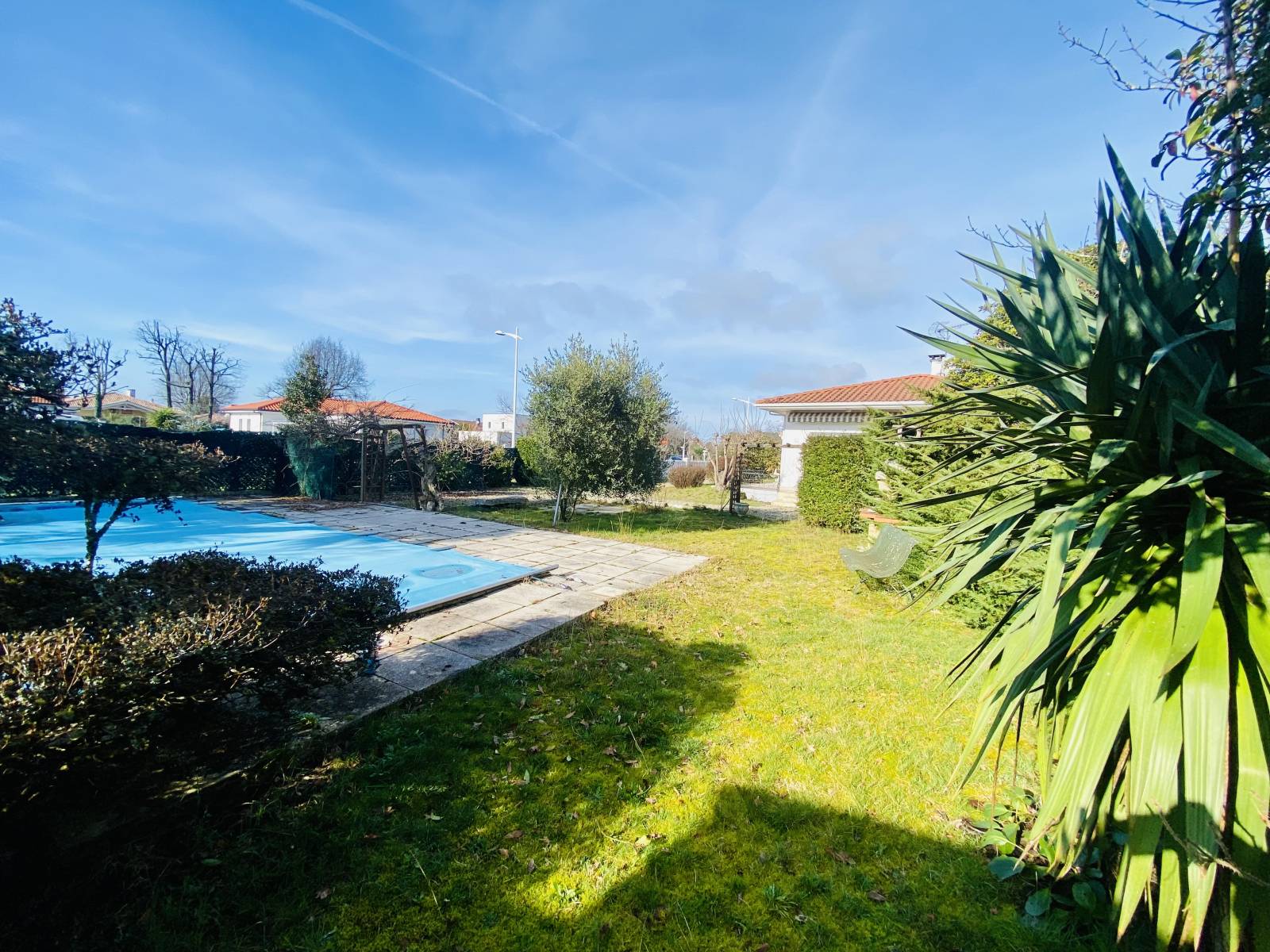 Agréable maison traditionnelle 4 Chambres avec magnifique terrain en Centre-ville