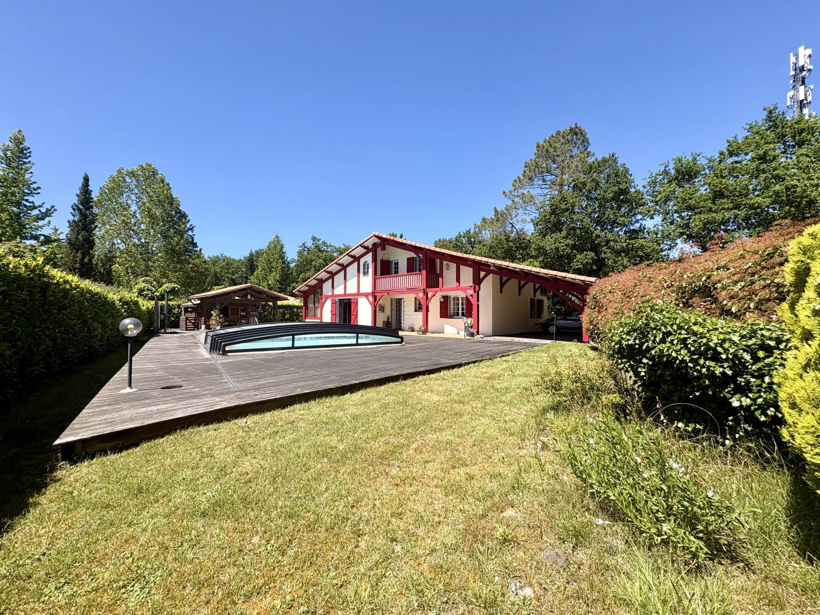 Agréable Landaise Familiale avec piscine sur son joli terrain arboré de 2650m²