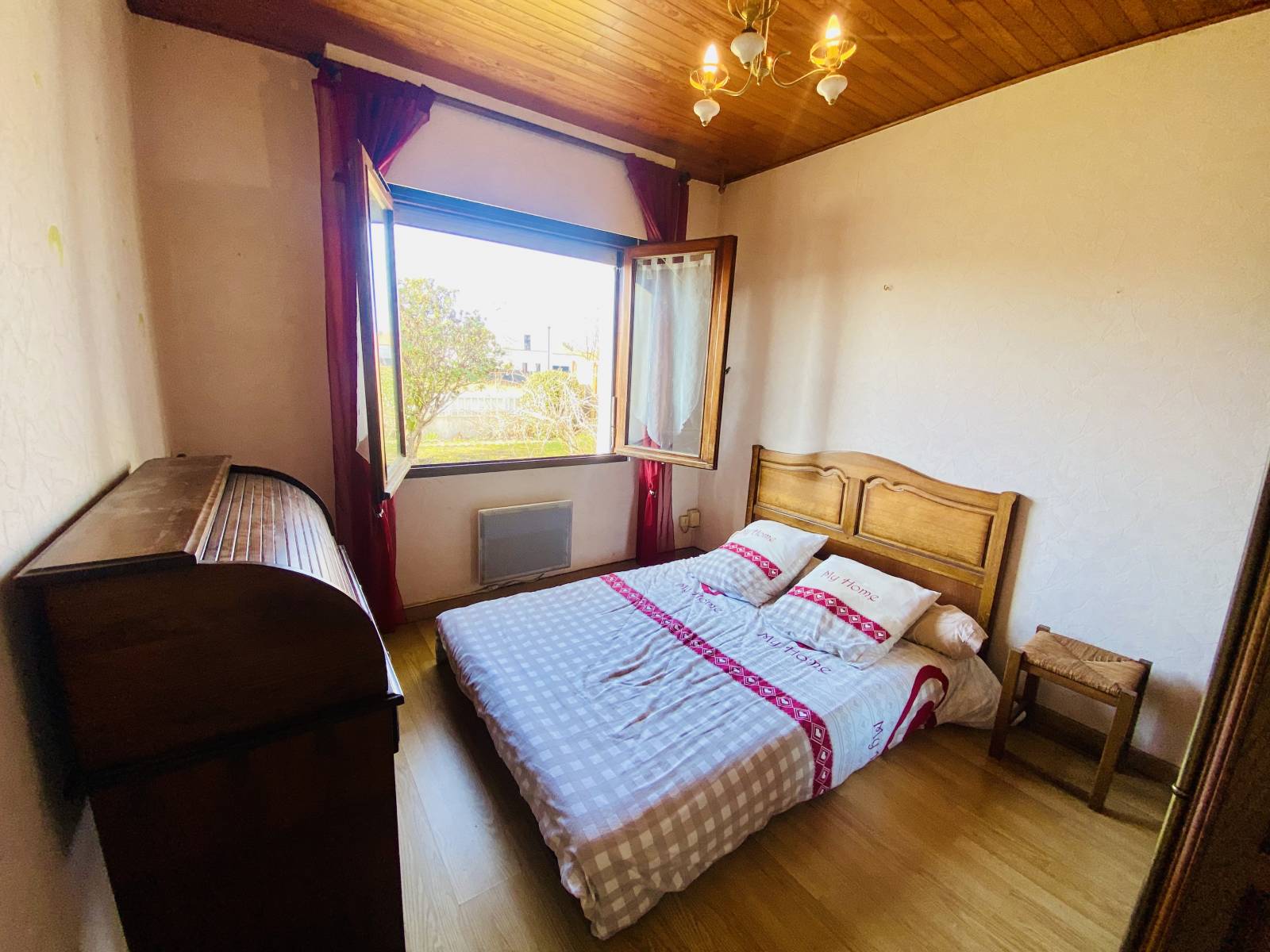 Agréable maison traditionnelle 4 Chambres avec magnifique terrain en Centre-ville