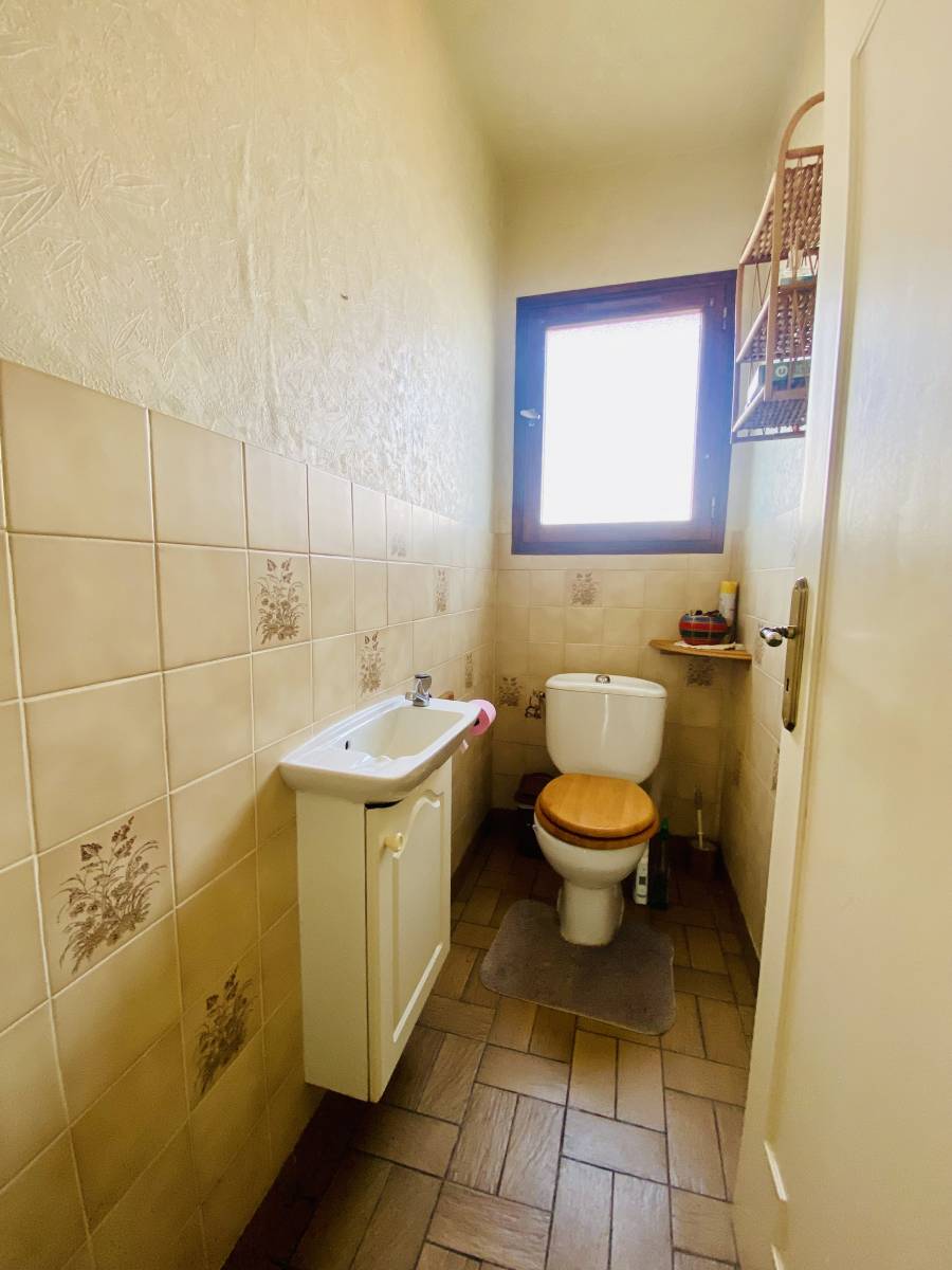 Agréable maison traditionnelle 4 Chambres avec magnifique terrain en Centre-ville