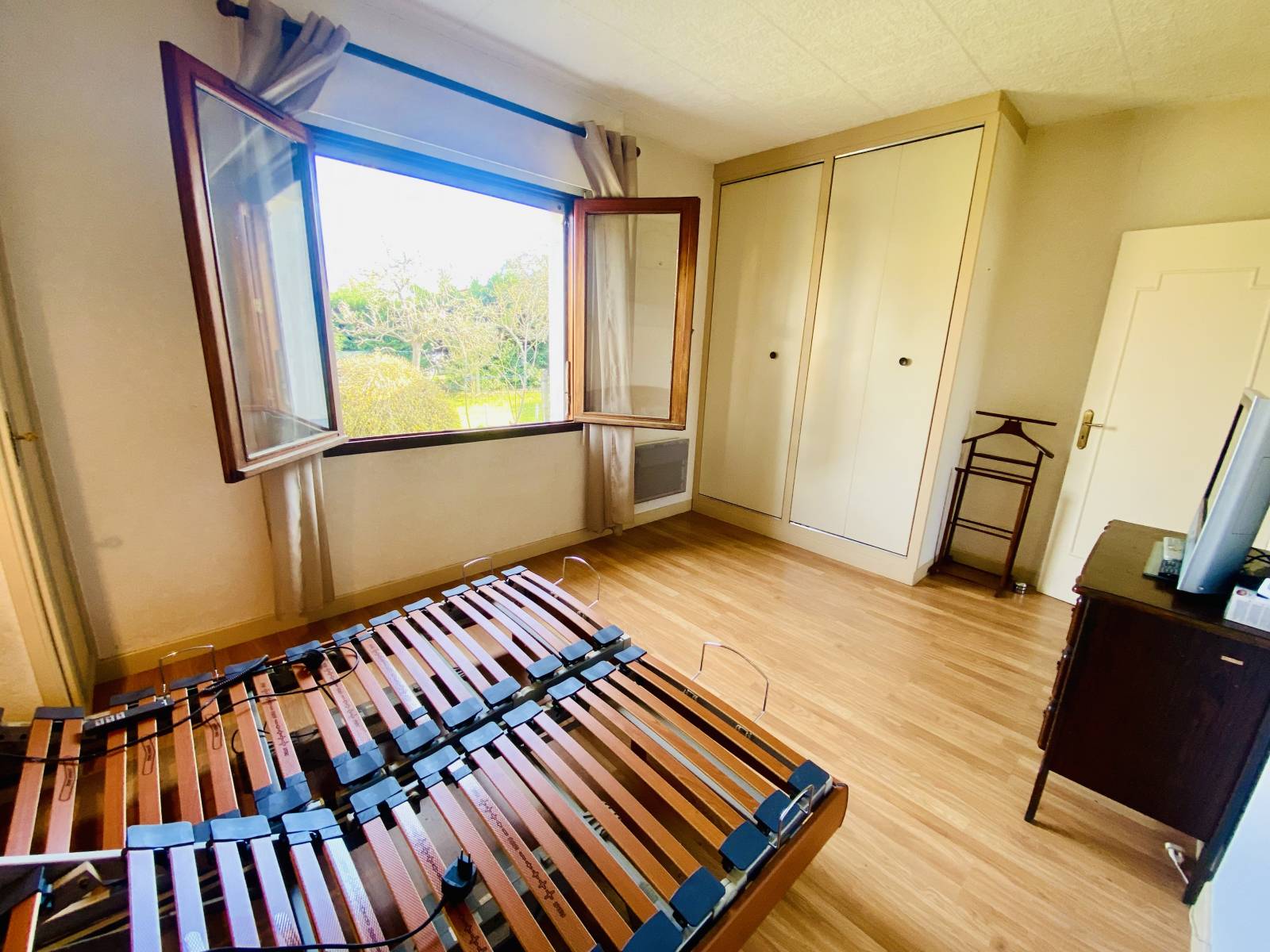 Agréable maison traditionnelle 4 Chambres avec magnifique terrain en Centre-ville