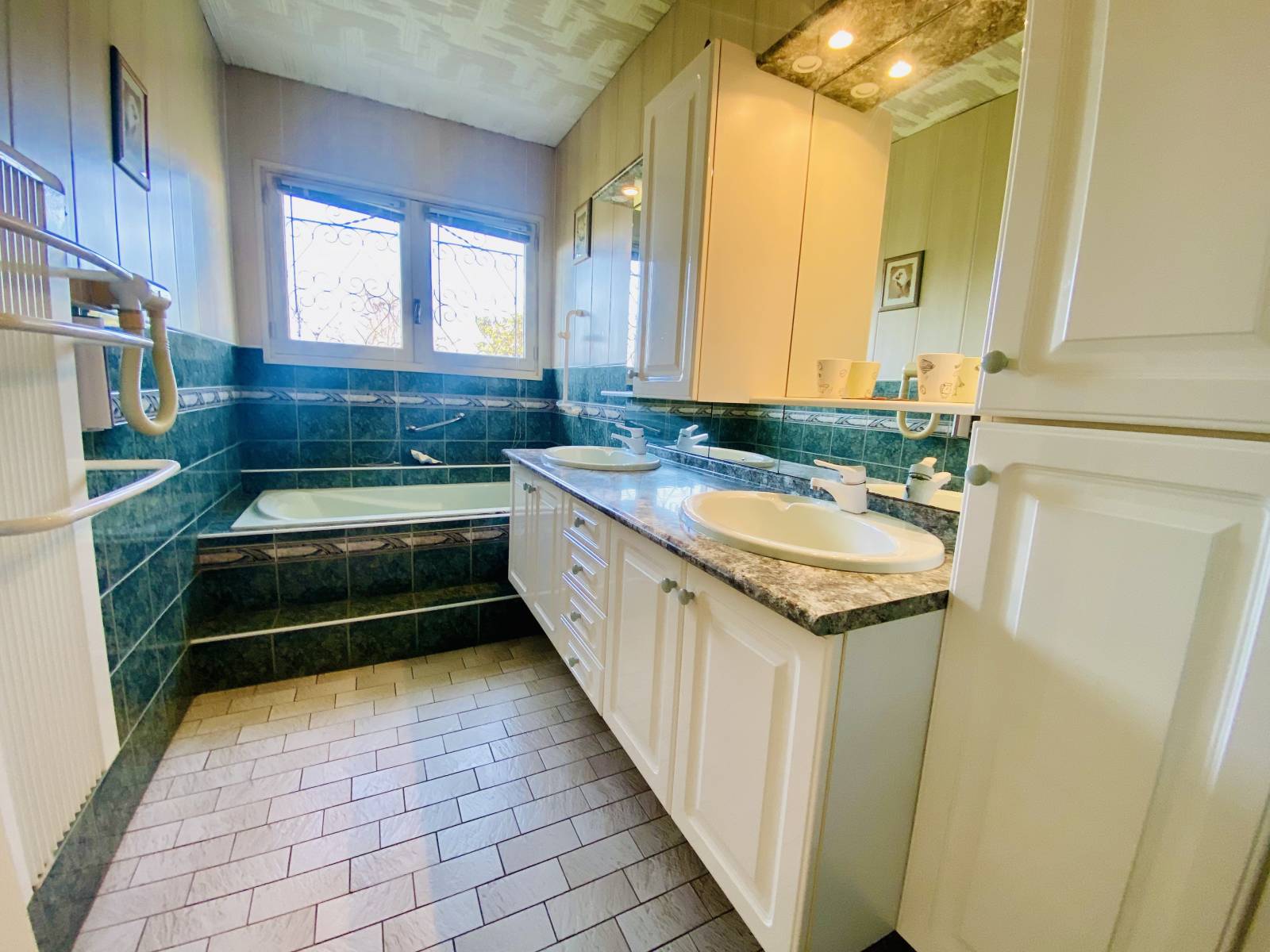 Agréable maison traditionnelle 4 Chambres avec magnifique terrain en Centre-ville