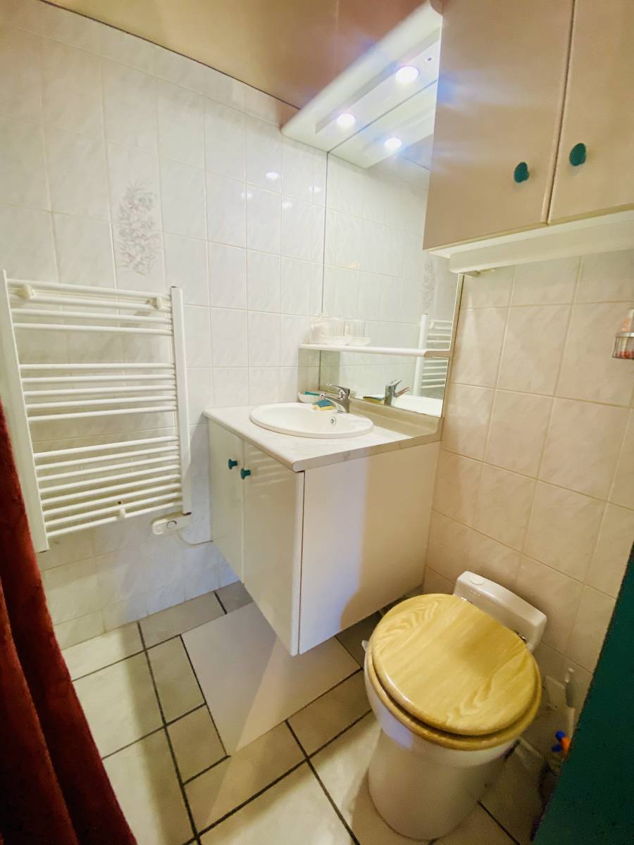 Agréable maison traditionnelle 4 Chambres avec magnifique terrain en Centre-ville