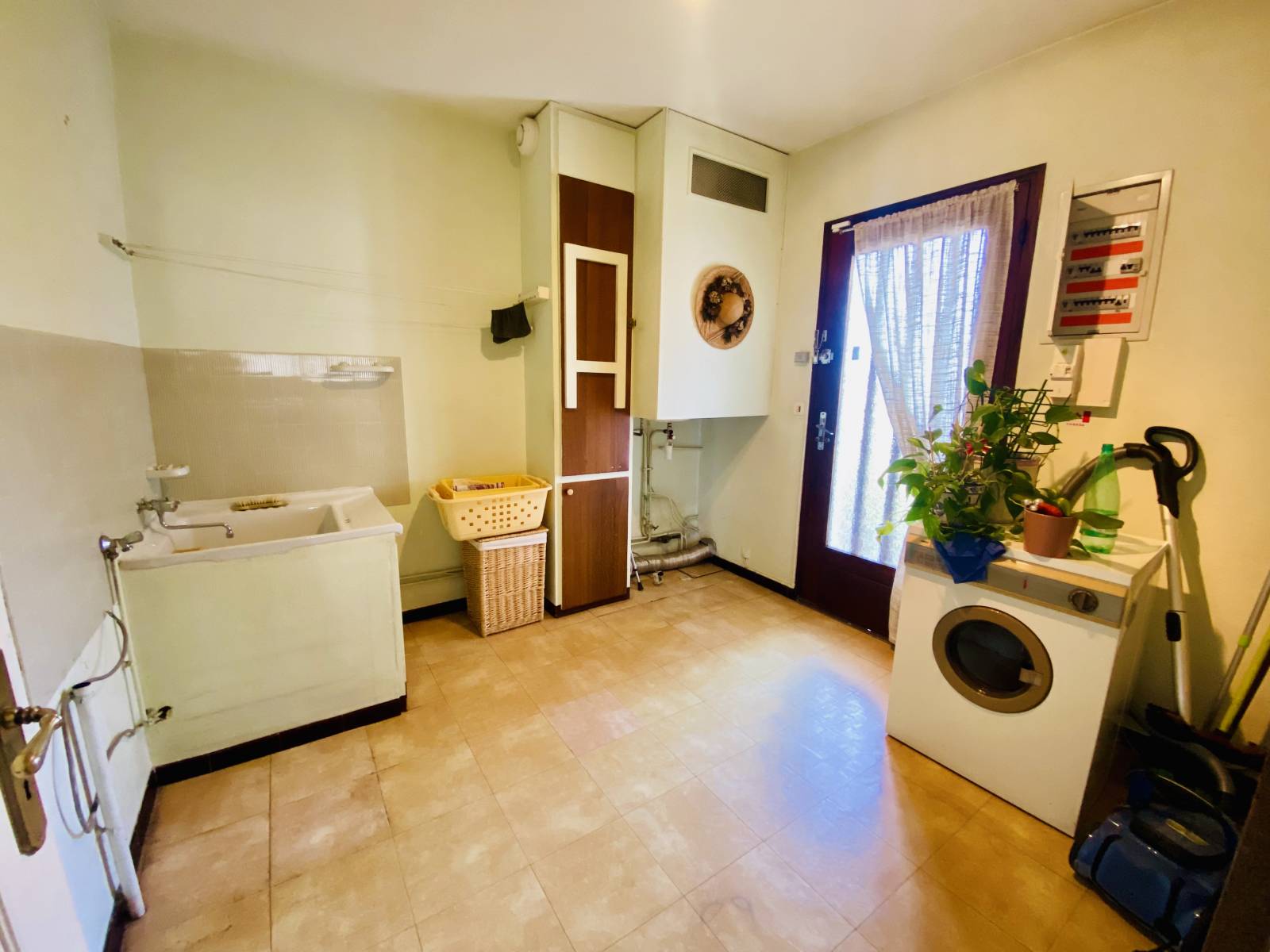 Agréable maison traditionnelle 4 Chambres avec magnifique terrain en Centre-ville