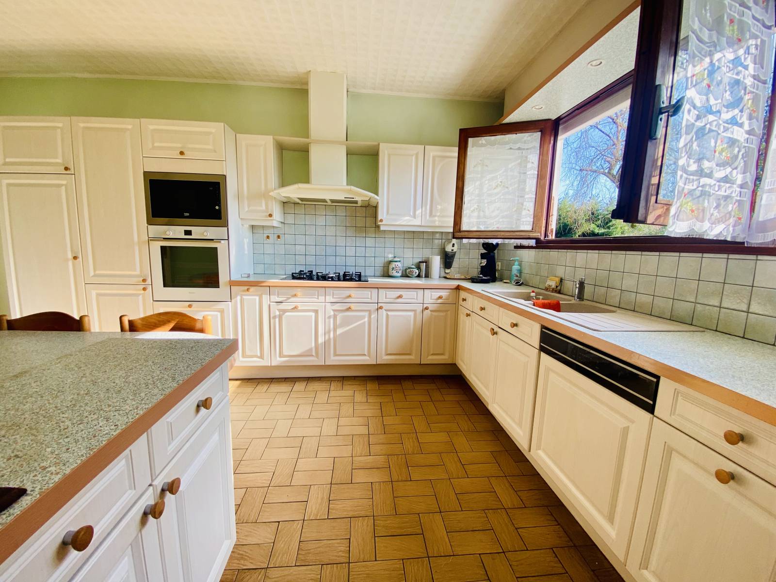 Agréable maison traditionnelle 4 Chambres avec magnifique terrain en Centre-ville