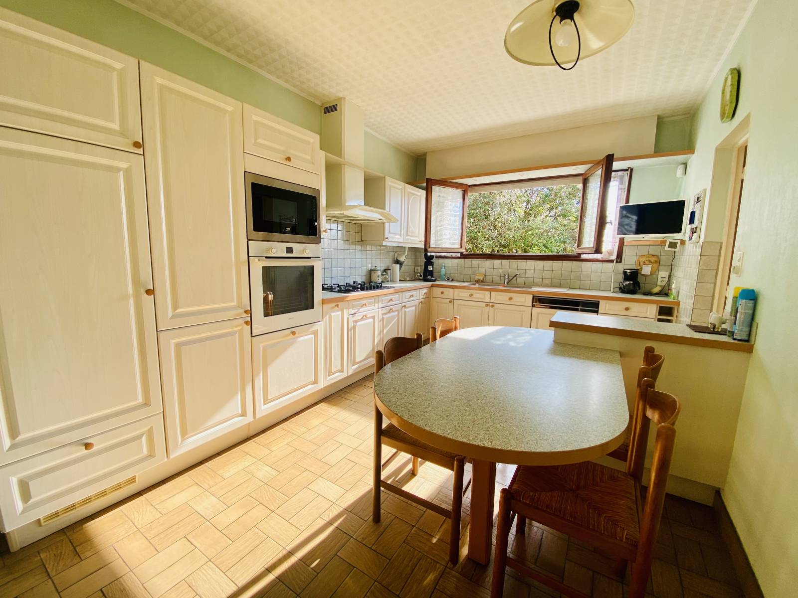 Agréable maison traditionnelle 4 Chambres avec magnifique terrain en Centre-ville