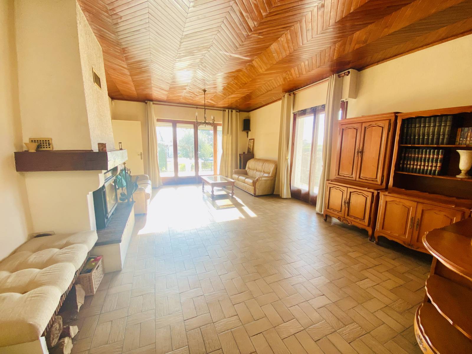 Agréable maison traditionnelle 4 Chambres avec magnifique terrain en Centre-ville