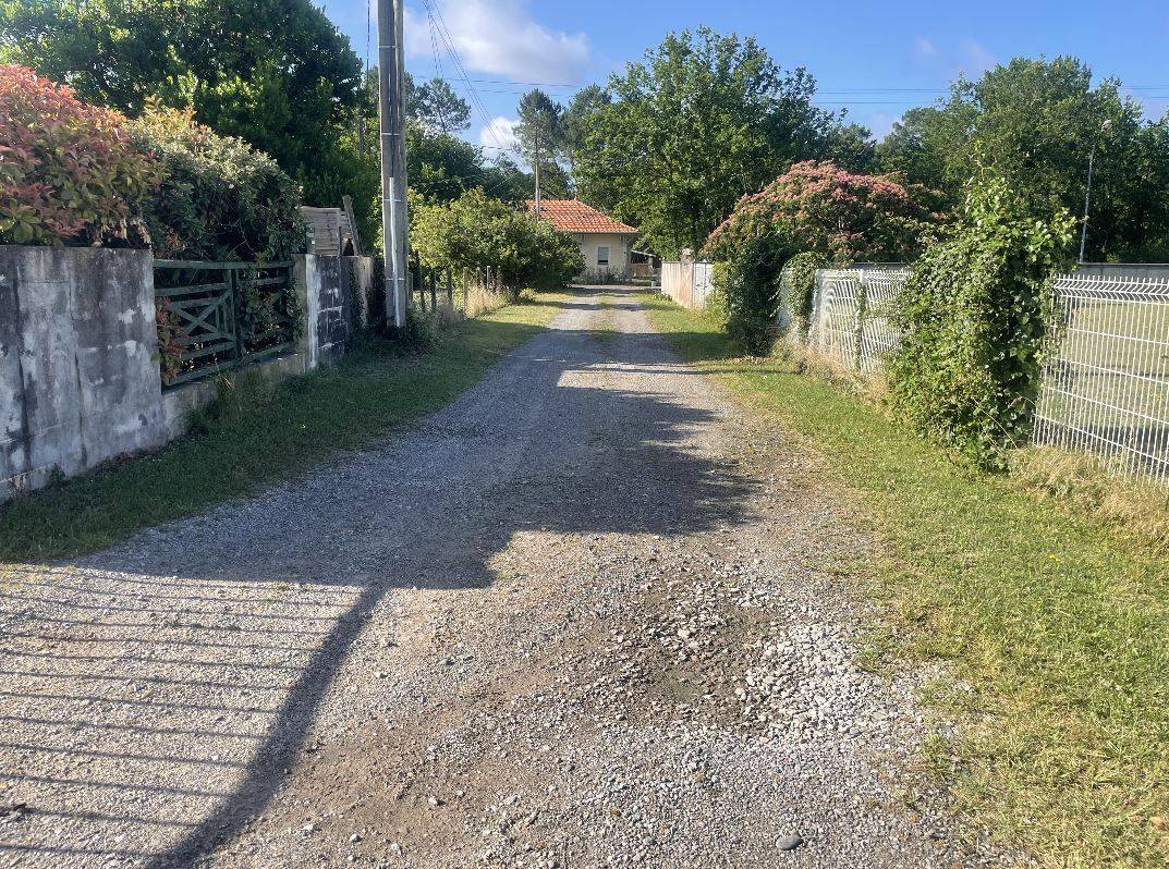 Maison de pays de plain pied à vendre avec 3 chambres sur un grand terrain à Biscarrosse Bourg