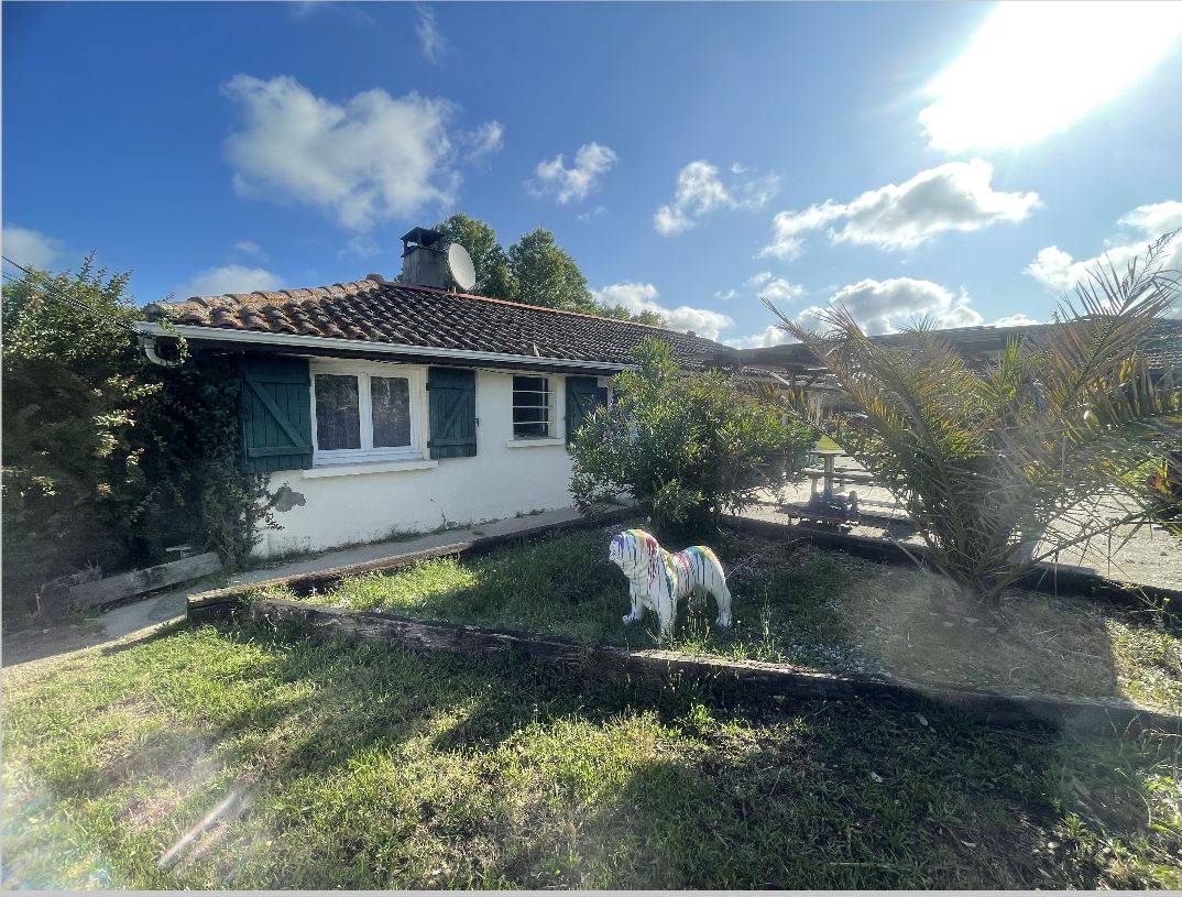 Maison de pays de plain pied à vendre avec 3 chambres sur un grand terrain à Biscarrosse Bourg