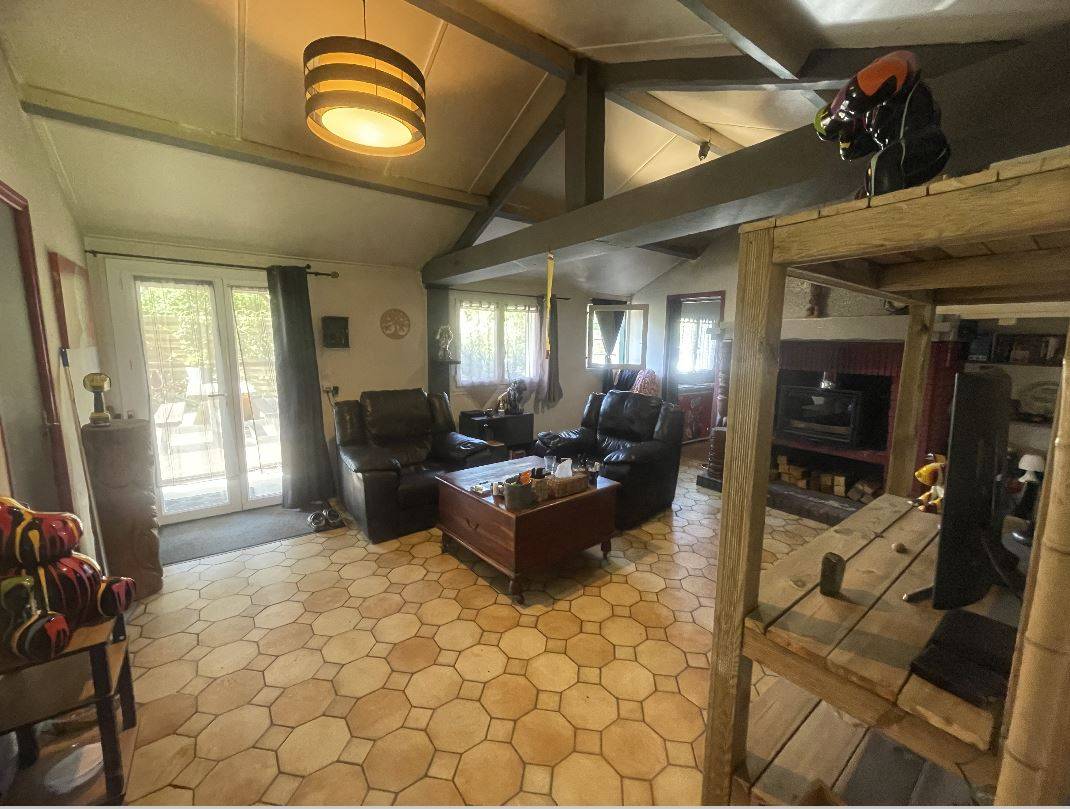 Maison de pays de plain pied à vendre avec 3 chambres sur un grand terrain à Biscarrosse Bourg