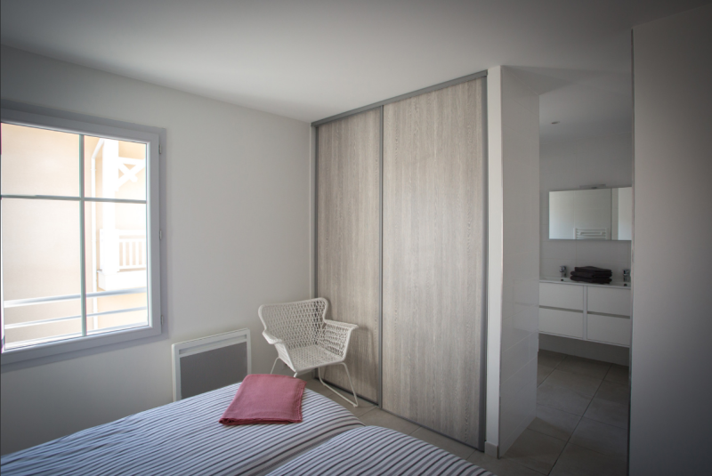 Séjour lumineux avec cuisine américaine équipée : un espace convivial pour des vacances en famille