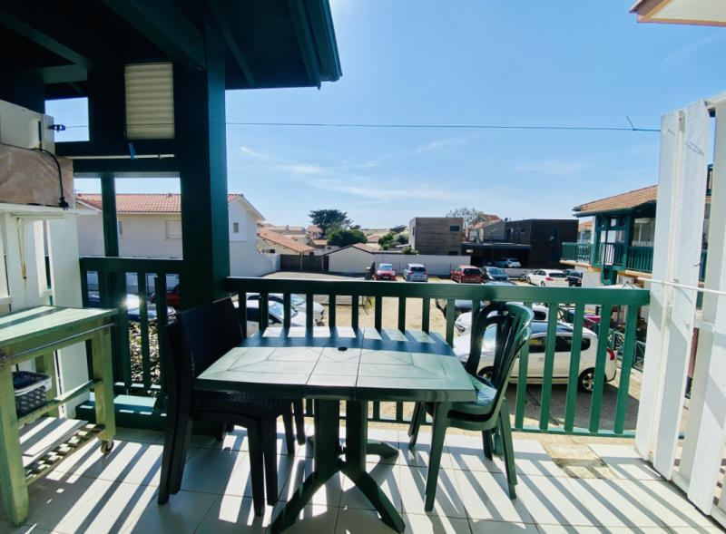 Salle de bains fonctionnelle avec baignoire, WC et lave-linge à disposition