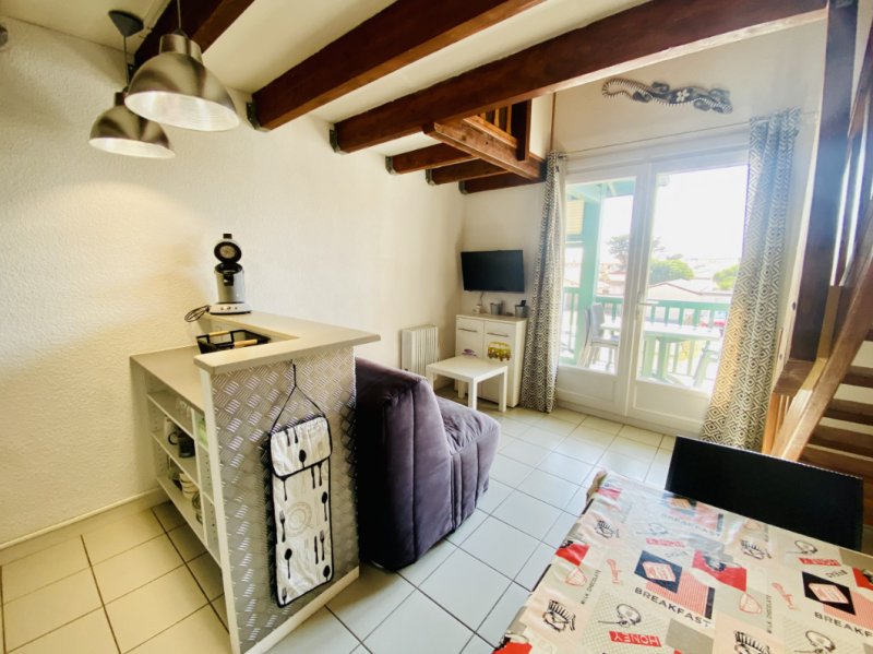 Mezzanine mansardée avec deux lits doubles de 140 cm, idéale pour accueillir enfants ou adolescents