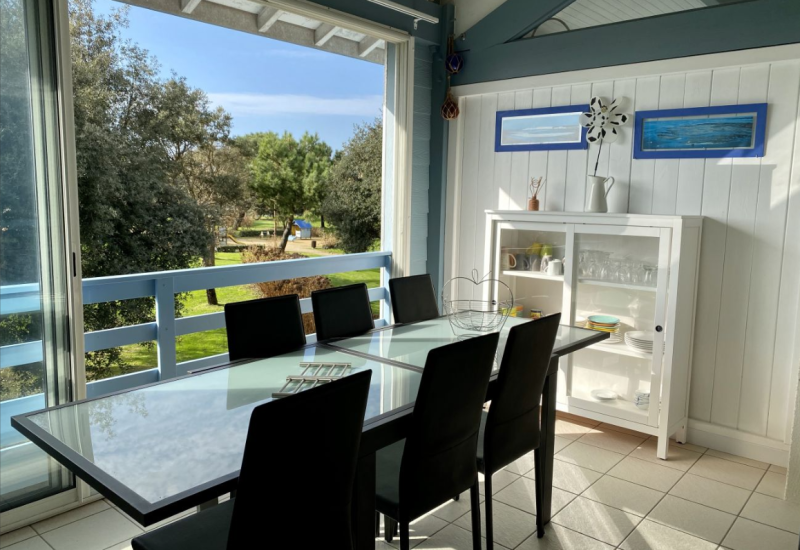 Loggia aménagée en salle à manger, idéale pour partager vos repas en toute convivialité