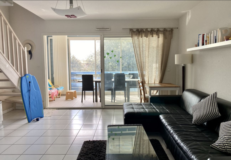 Cuisine entièrement équipée : lave-vaisselle, plaques vitrocéramiques, micro-ondes et cafetière Tassimo pour un confort optimal