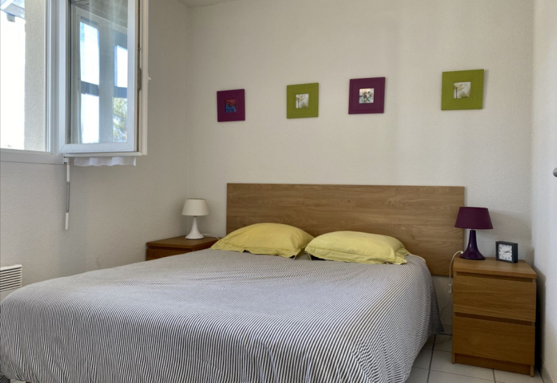 Chambre au rez-de-chaussée avec lit double 140 cm et rangement pratique