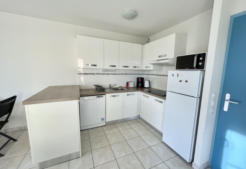 Cuisine équipée prête à l’emploi : tout le confort nécessaire pour cuisiner comme à la maison.