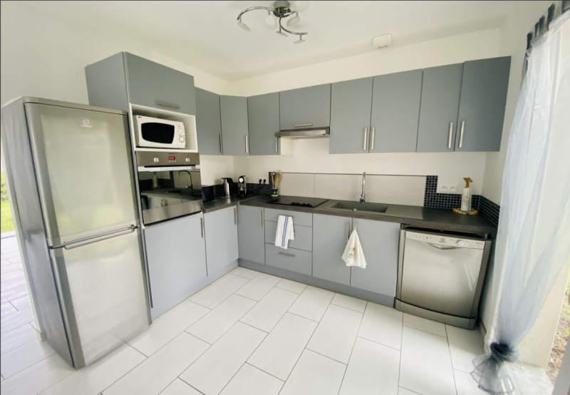 Cuisine américaine entièrement équipée : lave-vaisselle, four, micro-ondes, cafetière Nespresso… tout est pensé pour votre autonomie.