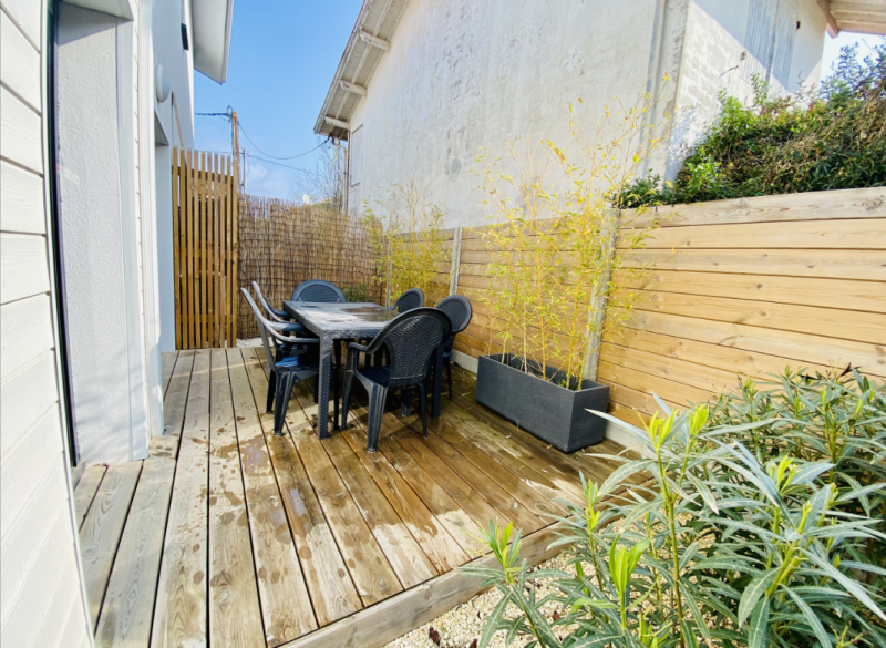 Appartement à louer pour les vacances : 4 personnes, grande cuisine et terrasse