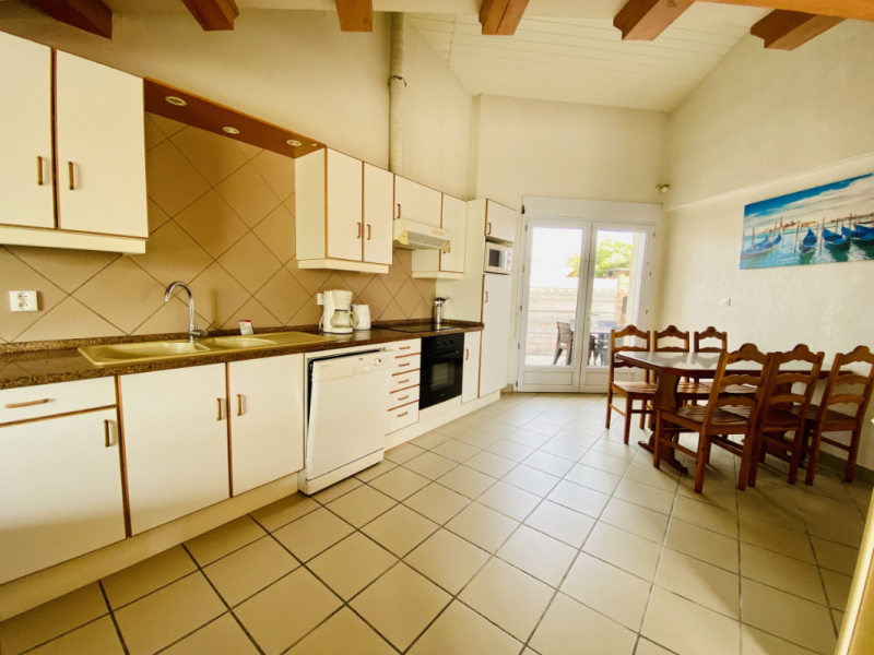 maison avec trois chambres et grande cuisine à biscarrosse