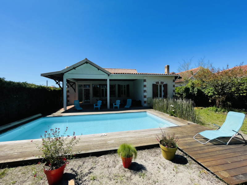 Villa avec piscine à louer pour une famille en vacances à Biscarrosse