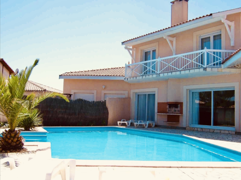 Grande villa avec piscine pour accueillir 12 personnes à Biscarrosse