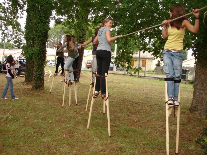 Initiez-vous aux échasses avec le groupe Les Hérons des Lacs !
