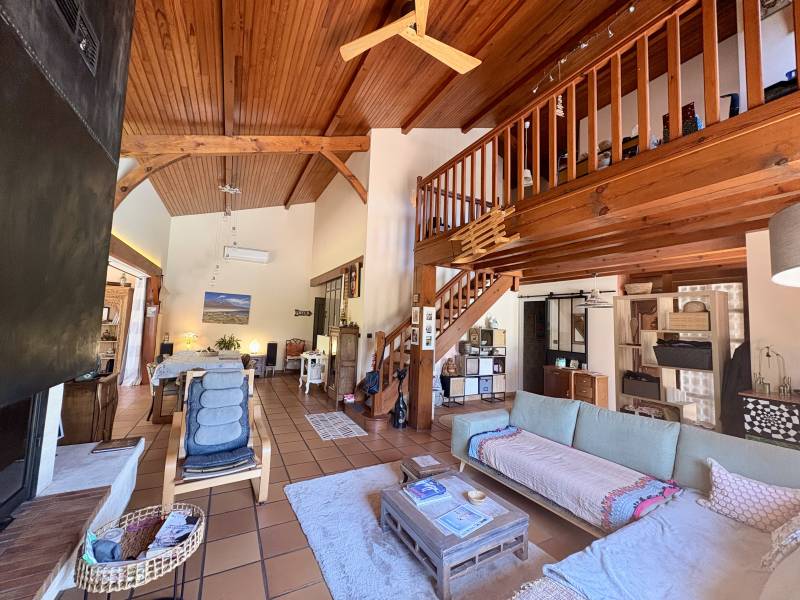 Agréable Landaise Familiale avec piscine sur son joli terrain arboré de 2650m²