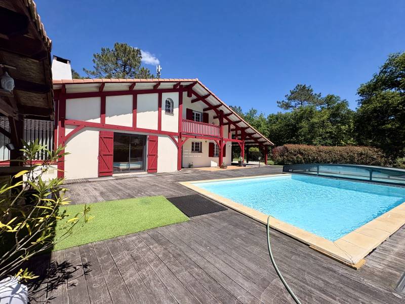 Agréable Landaise Familiale avec piscine sur son joli terrain arboré de 2650m²