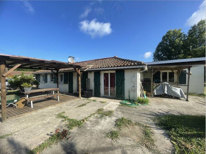 Maison de pays de plain pied à vendre avec 3 chambres sur un grand terrain à Biscarrosse Bourg