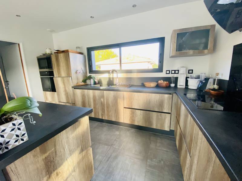 Vendu : BELLE VILLA RECENTE AVEC 3 CHAMBRES ET UN BUREAU
